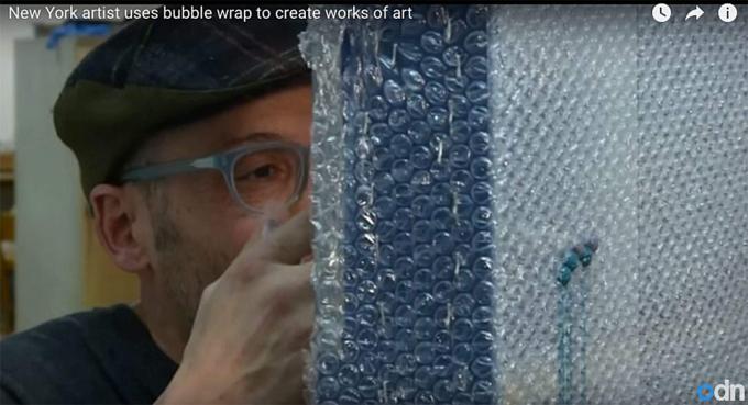 Hart llama meditativo al proceso de inyección de pintura en plástico de burbujas.