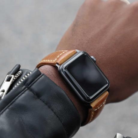 سوف تتسبب زيوت الجسم الطبيعية في جعل سوار ساعة Apple Watch المصنوع من الجلد الأسمر من Strapa Confidens يصبح جميلًا بمرور الوقت