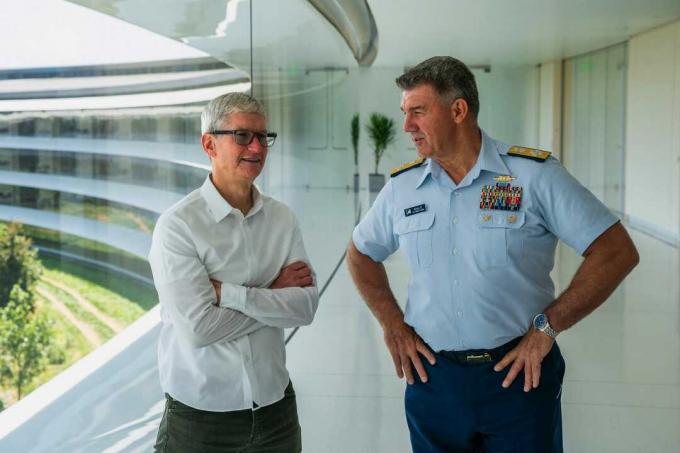 Tim Cook in admiral ameriške obalne straže Karl Schultz razpravljata o pozitivnem vplivu na svet.