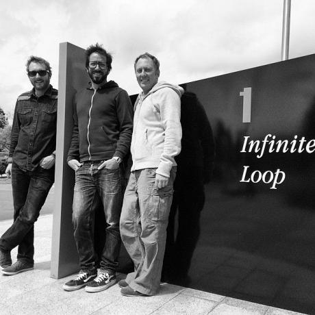 DigiDNA के प्रधानाचार्य Apple मुख्यालय की तीर्थयात्रा पर जाते हैं: CTO Jérôme Bédat, COO Victor Broido और CEO Michael Fuhrmann।