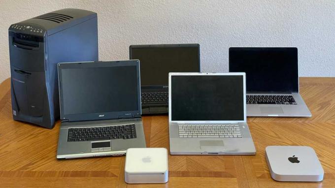 მაგიდაზე მჯდომი Mac-ების და მახინჯი ძველი კომპიუტერების მთელი თაიგული