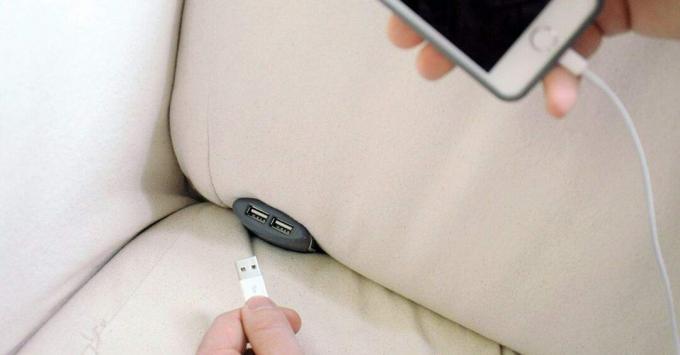 Couchlet се сгушва между възглавници или под матрак, за да осигури по -удобно достигане на телефона ви при зареждане. Снимка: Trident Designs